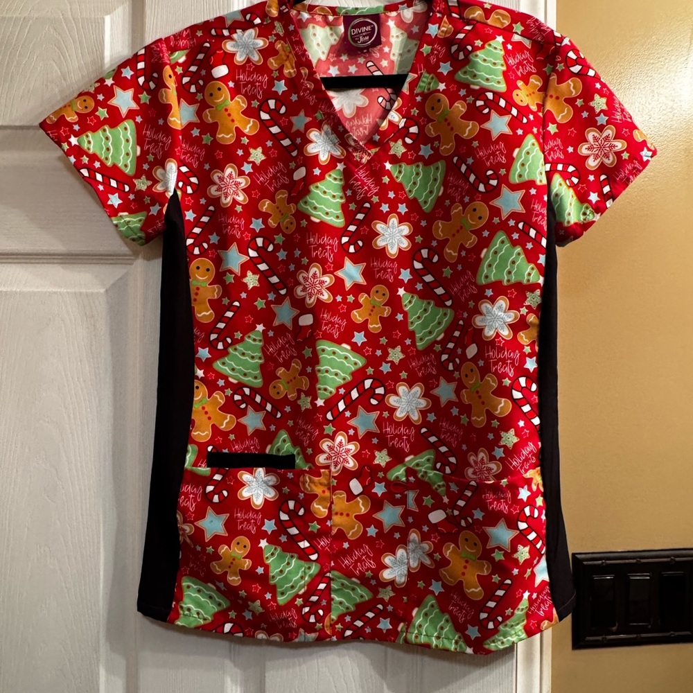 Ladies medium Divine Scrubs by JDM gingerbread man Christmas scrub top